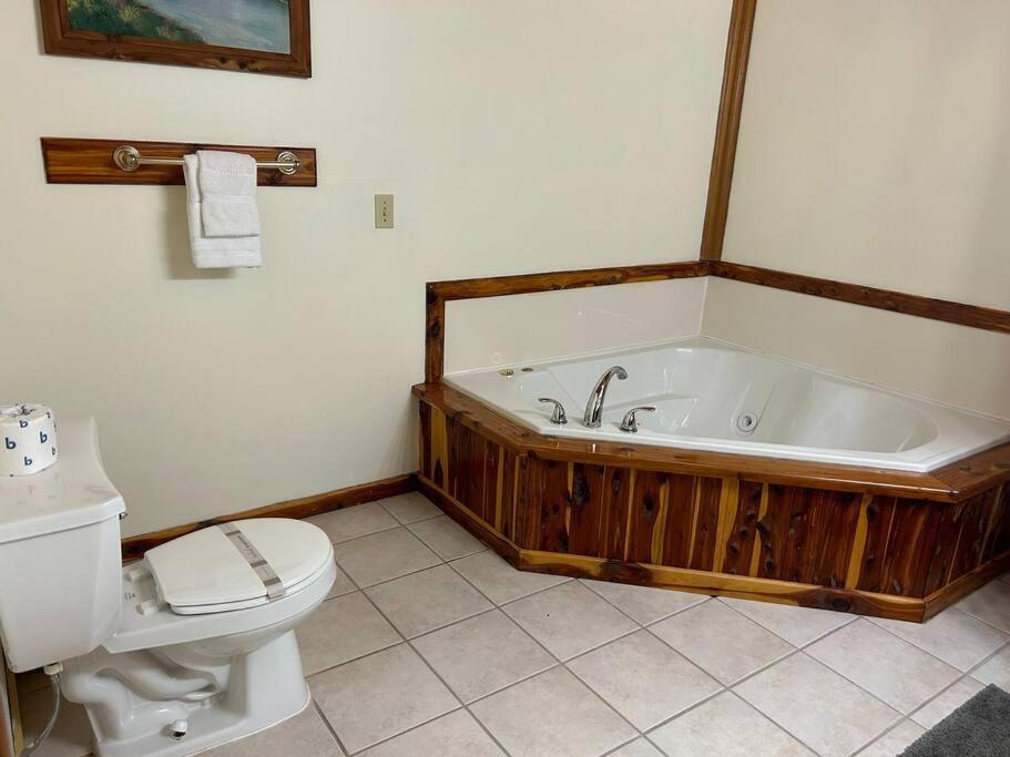 Optimum Cabin #12 With Hot Tub And Jacuzzi On Patoka Lake In Southern Indiana Seymour Eksteriør bilde